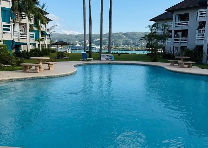 Lagoon Escape Your Tropical Getaway Appartement